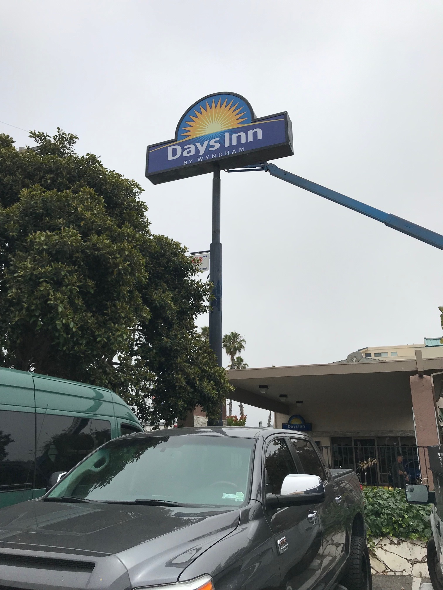 Pylon Sign for Days Inn with flexface