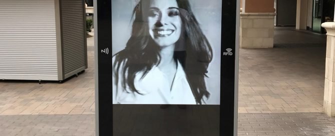Electronic signage : KIOSK Fashion Valley Mall Digital Displays
